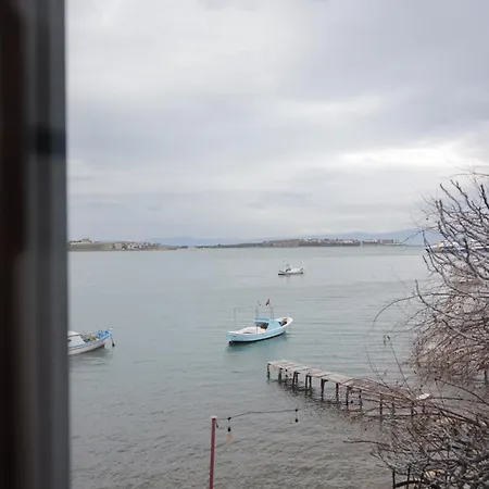 Ferahi Evler Ayvalı